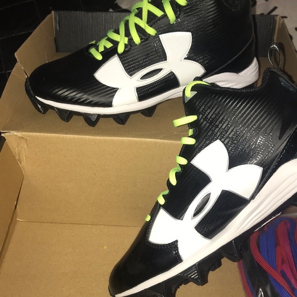 🏈Under Armour Sports Cleats⭐️NEON Yellow strings! - Picture 3 of 5